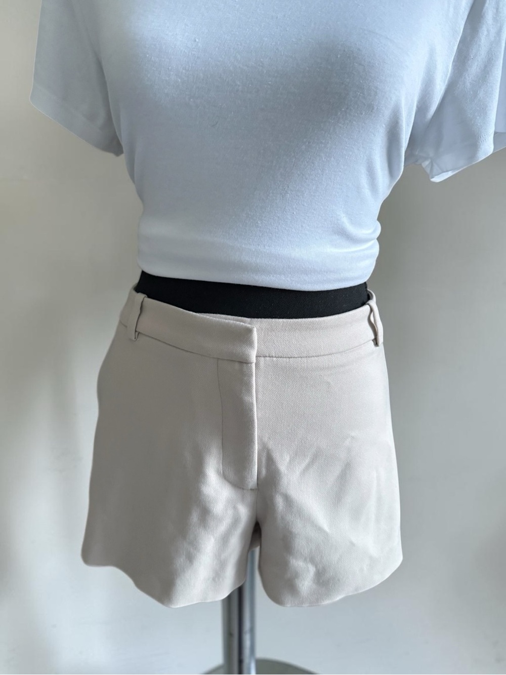 Abercrombie & Fitchburg Low Rise Micro Tailored Cream Short - Picture 5 of 11